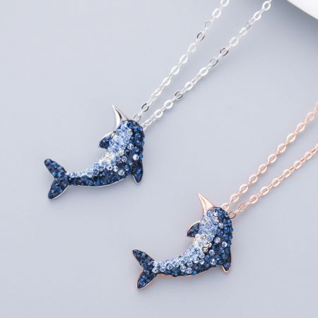 Tanto las versiones en plata como en oro rosa del collar de delfín de plata esterlina 925 con piedras preciosas.