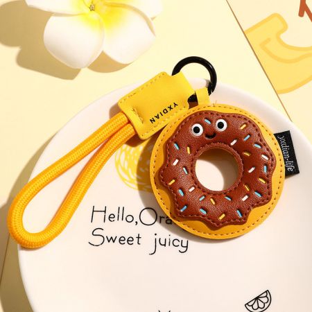 Gedetailleerd uitzicht op de schattige donut-thema sleutelhanger met roze glazuur en kleurrijke sprinkles.
