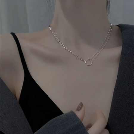 Vue angulaire du produit du collier en argent à double couche, mettant en avant son design moderne.