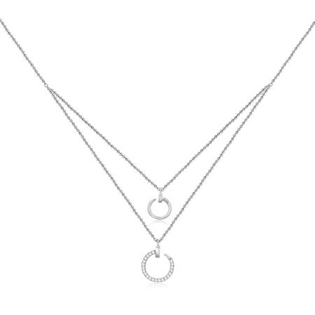 Collar de Colgante Circular en Capas al por Mayor en Rodio - Un elegante collar de doble capa chapado en rodio que presenta dos colgantes circulares, uno pulido y otro engastado con piedras de circonita cúbica brillantes.
