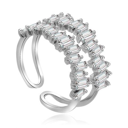 Ongelijke Baguette Snede Morganiet Ring - Een gedetailleerd uitzicht op de Ongelijke Baguette Snede Morganiet Ring, met de nadruk op de rhodium-geplateerde messing band en twee stangen met prong-gezet, baguette-geslepen cubic zirconia.