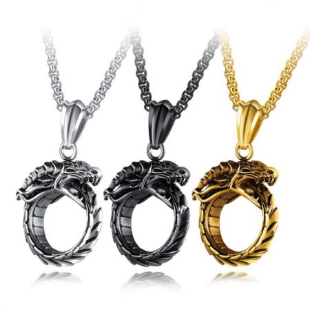 Collar con colgante de lagarto de acero inoxidable con cadena. - Tres collares con colgante de lagarto de acero inoxidable mostrados en acabados plateado, negro y dorado, cada uno con un diseño de dragón detallado.