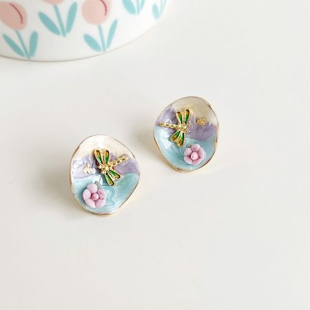 Boucles d'oreilles en libellule plaquées or de style peinture en gros avec émail dégradé (5 paires) - Un gros plan des boucles d'oreilles en libellule plaquées or de style peinture en gros, avec une finition émaillée en dégradé vibrante sur une base en laiton. Le design est inspiré de la nature.