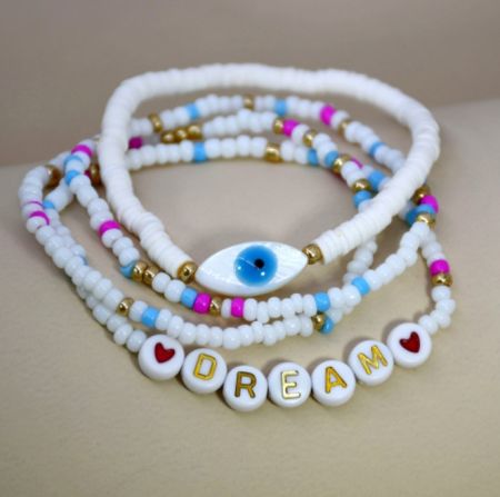 Scatto dettagliato dei braccialetti 'DREAM' e occhio maligno del set da 4 pezzi.