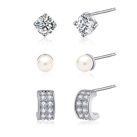 Una colección de tres pares de aretes: brillantes aretes de circonita cúbica, aretes de perlas clásicos y elegantes aretes de aro de CZ.
