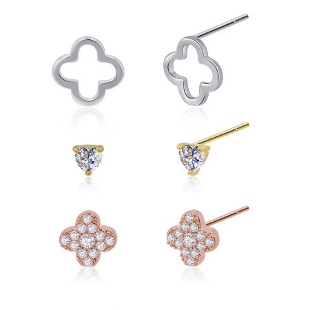 L'ensemble complet de trois boucles d'oreilles en zircon cubique floral disposées soigneusement pour l'affichage.