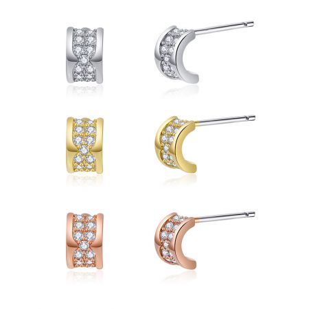 Profili frontali e laterali del set di orecchini Mini Curved Pave, mostrando il dettaglio delle impostazioni in zirconia cubica.
