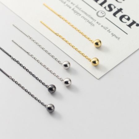Quattro paia di orecchini a filo in argento sterling esposti in vari colori.