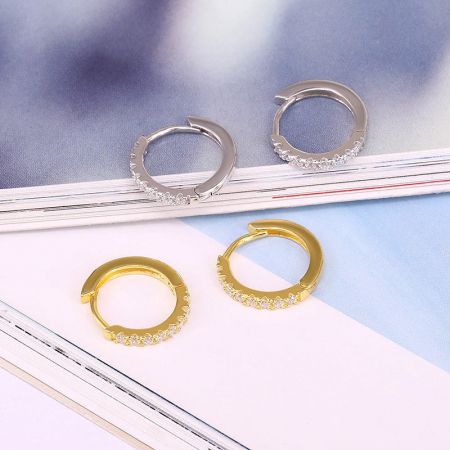 Vetrina del prodotto degli orecchini a cerchio in zirconia micro-inserita, disponibili in argento sterling 925 e finiture dorate.