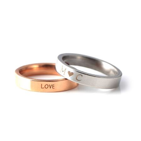 Um conjunto correspondente de anéis de casal gravados, simbolizando compromisso