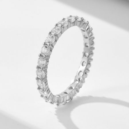 Nahaufnahme des funkelnden Ewigkeitbands mit rund geschliffenen Zirkonia-Steinen.