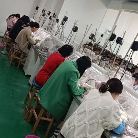 El área de ensamblaje en JR Fashion Accessories, donde varias piezas de joyería se ensamblan cuidadosamente con un enfoque en la sostenibilidad.