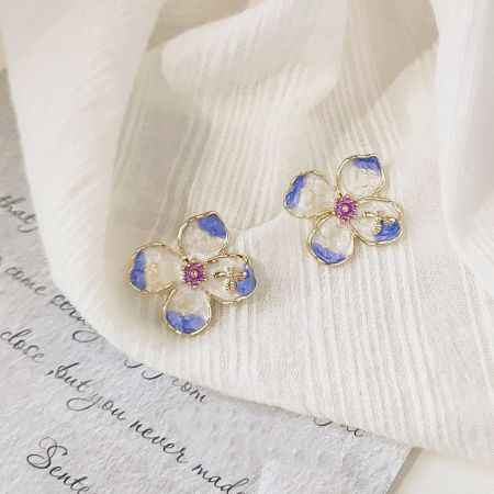フランス風14kゴールドエナメル4枚花びらスタッドピアス(5ペア) - 金のアウトライン、白と青のエナメルの花びら、ピンクの中心を持つフランス風の4枚花びらスタッドピアスのペア。