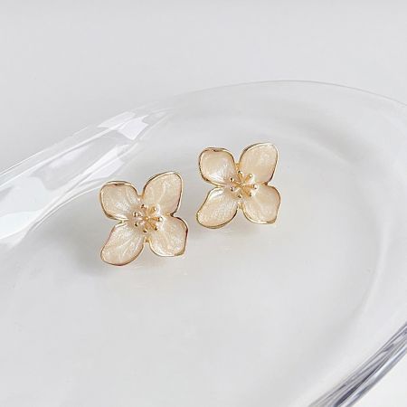 金メッキの白いエナメルの花のスタッドピアス（5ペア） - 詳細な花のデザインを披露する金メッキの白いエナメルの花のスタッドピアスのペアが、白い皿の上に優雅に展示されています。