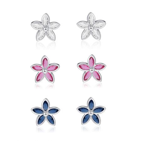 Ensemble de boucles d'oreilles en forme de fleur de 3 couleurs - Un ensemble de trois paires de boucles d'oreilles en forme de fleur avec un plaquage en rhodium, présentant des pierres en zircon cubique claires, rose clair et bleu Montana.