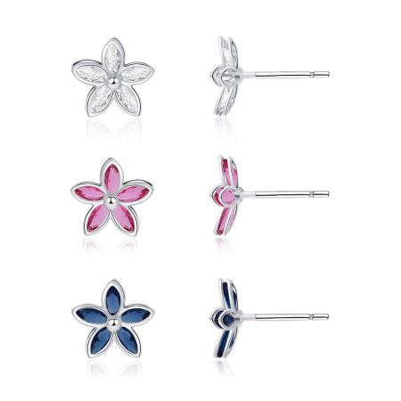 Vue de face et de dos des boucles d'oreilles en forme de fleur à trois couleurs, montrant la fermeture à tige.