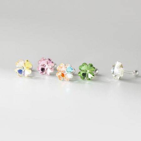 Pendientes de plata de ley 925 al por mayor, pendientes de cartílago de trébol de cuatro hojas de cristal colorido para mujeres - Una colección vibrante de cinco pares de pendientes de trébol de cuatro hojas de plata de ley 925 al por mayor con piedras preciosas de cristal coloridas, exhibidos sobre un fondo blanco limpio.