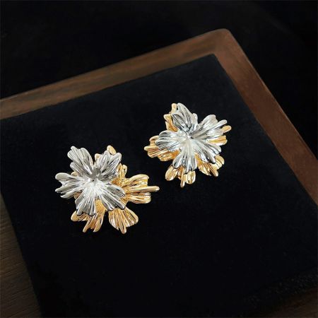 印象的なシルバーとゴールドの色の組み合わせで美しく作られた葉花スタッドイヤリングのペア。