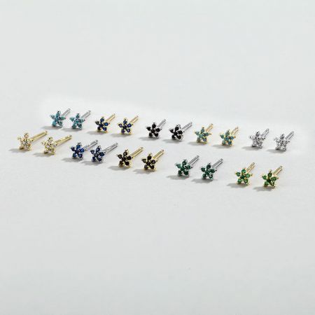 Orecchini a perno a forma di fiore in zirconia colorata piccola in argento sterling 925 (5 paia) - Una collezione vivace di orecchini a perno a forma di fiore in argento sterling 925 con piccole pietre di zirconia colorate, esposte in vari colori di gemme.