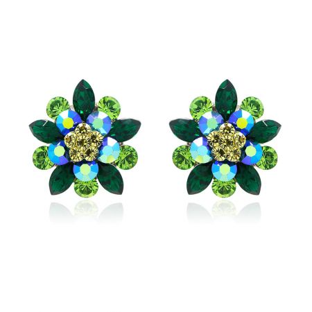 Pendientes de flor Greeny Stud - Primer plano de los pendientes de flor Greeny Stud (JRE-022) que muestran su intrincado diseño floral con gemas de cristal doradas, azules y verdes.