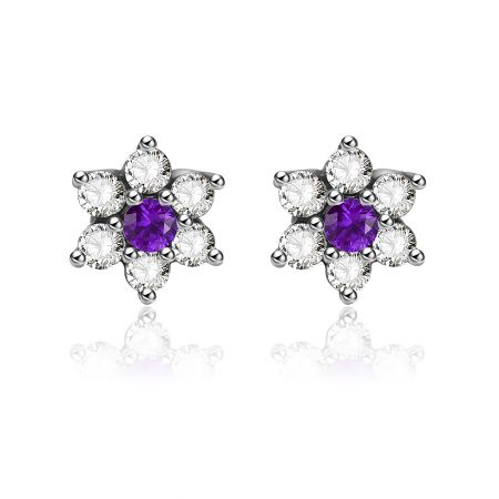 Zilveren bloem amethist stud oorbel - Een paar zilveren bloem amethist stud oorbellen, gemaakt van 925 sterling zilver, met een centrale paarse amethist cubic zirconia omringd door heldere edelsteenbladeren.