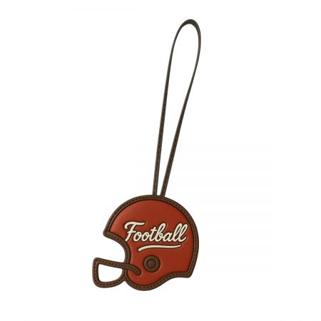 Portachiavi personalizzato in pelle a forma di casco da football, un esempio di accessori a tema sportivo.