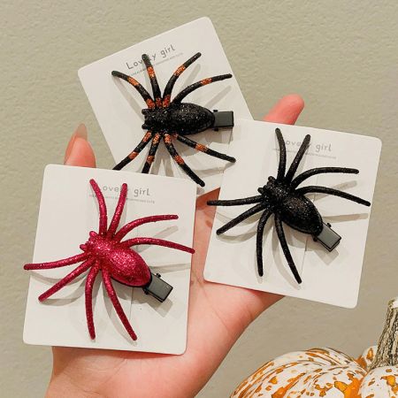 Clip para el cabello de araña: horquilla decorativa de araña brillante y colorida para fiestas de Halloween - Un conjunto de tres clips para el cabello de araña coloridos y brillantes para Halloween, exhibidos en tarjetas blancas individuales.