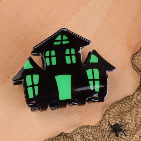Een gedetailleerde haarclip in de vorm van een spookhuis, een leuk Halloween-accessoire.