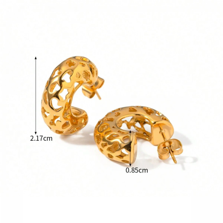 Diagrama que muestra las dimensiones de los pendientes en forma de C de oro: 2.17cm de altura y 0.85cm de ancho.