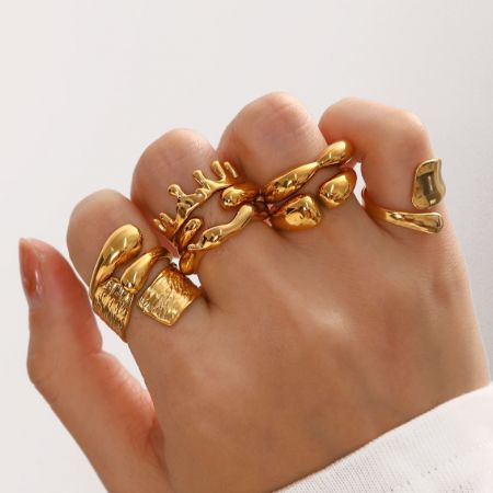Anello spesso in acciaio inossidabile - La mano di un modello che mostra l'elegante anello spesso in acciaio inossidabile placcato oro, evidenziando il suo design audace e la finitura lucente.