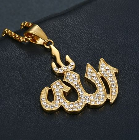 Vue détaillée du pendentif en or avec charme Allah et accents en diamant.