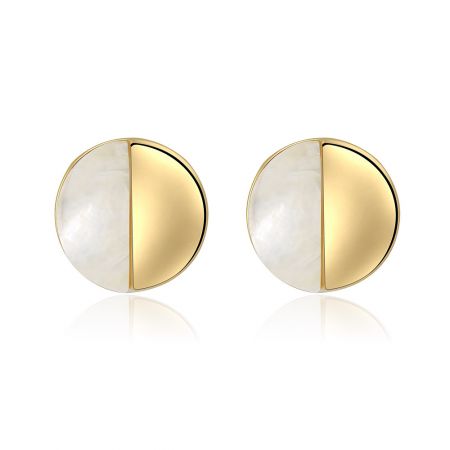 Pendientes pulidos de concha en forma de media disco - Un par de pendientes pulidos de concha en forma de media disco, con un diseño circular de latón chapado en oro y una incrustación de nácar blanco, mostrados sobre un fondo blanco.