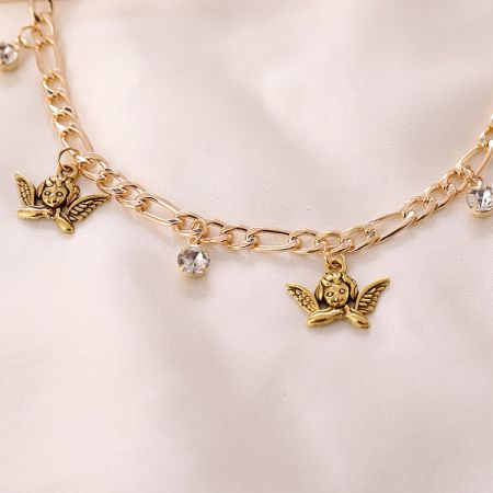 Nahaufnahme der Cupid Charm Choker-Halskette mit zarten Engel-Anhängern und funkelnden Kristallpendants.
