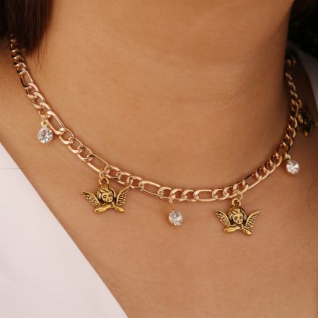 Eine andere Perspektive der goldenen Engel Charm-Halskette, die die filigranen Details und Edelsteine hervorhebt.