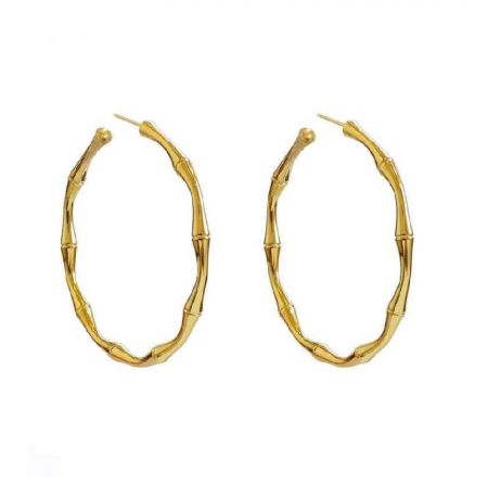 Boucles d'oreilles en bambou créoles texturées de taille moyenne en gros - Gros plan sur des boucles d'oreilles en or de taille moyenne avec texture en bambou (JRE-109), mettant en valeur les segments complexes en forme de bambou et le plaquage en or poli.