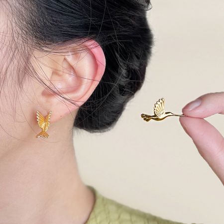 Boucles d'oreilles en perçage en laiton or mat 3D en forme d'abeille en gros. - Un gros plan détaillé des boucles d'oreilles en forme d'oiseau 3D en laiton or mat en gros, mettant en avant le design complexe et la texture mate sophistiquée.