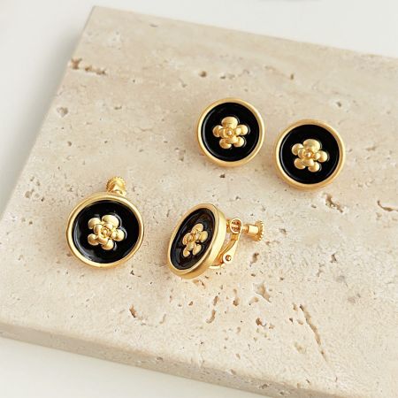 金と黒の花のイヤリングとカフリンクスを特徴とした完全なジュエリーセット。