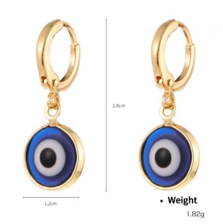 Vue détaillée de la boucle d'oreille œil maléfique en or avec émail bleu.