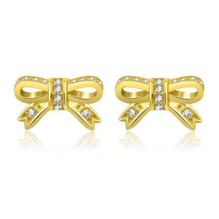 Gouden Strik Uitgesneden Stud Oorbellen - Een paar gouden strik uitgesneden stud oorbellen, vervaardigd uit verguld sterling zilver en versierd met sprankelende kubieke zirconia diamanten.