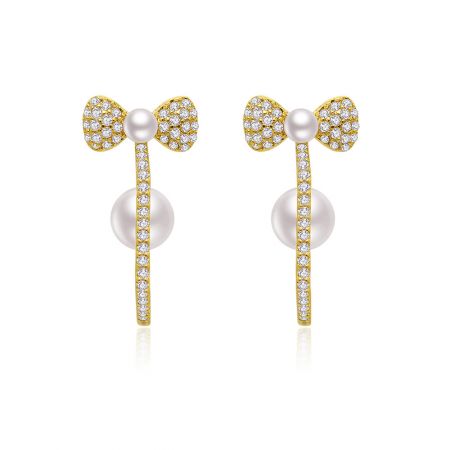 Pendientes de perlas dobles con gancho. - Un par de pendientes de perlas dobles con gancho en chapado de oro, con un diseño delicado que presenta circonitas cúbicas blancas y perlas brillantes.