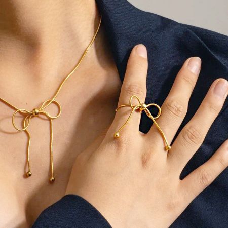 同じデザインコレクションの他の作品と並べて示されたボウノットリング。