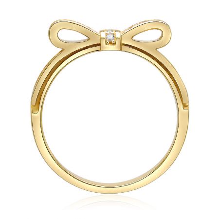 Zijprofiel van de gouden strikring met de centrale diamant.