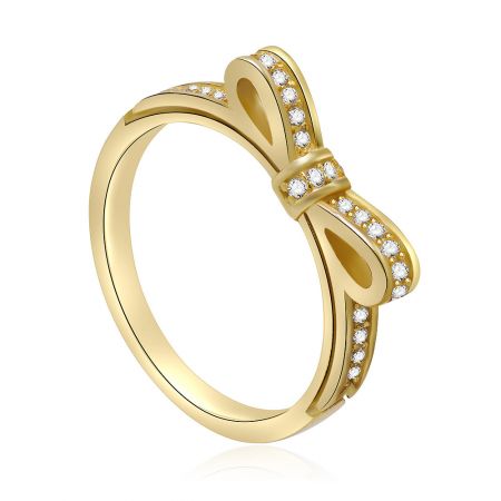 Gedetailleerd uitzicht op de gouden strikring met diamanten accenten.
