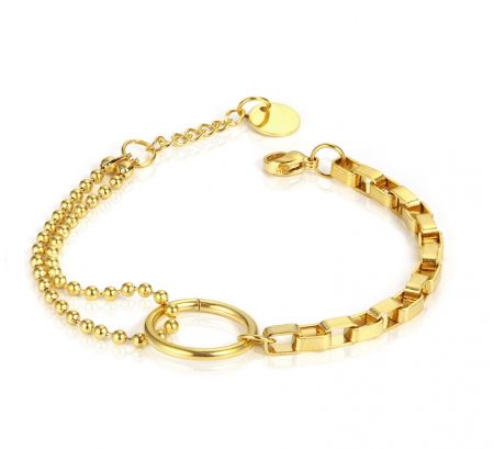 Mannenarmband van roestvrij staal - Een close-up van de mannenarmband van roestvrij staal in een gepolijste gouden afwerking, die het ingewikkelde ontwerp van de gemengde ketting toont.