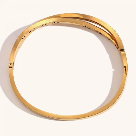 白い背景に対して金のローマ数字ブレスレットのクリーンな商品ショットで、そのデザインを際立たせるのに最適です。