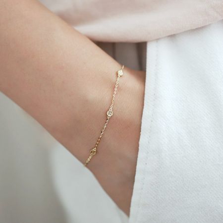 Otra foto de estilo de la pulsera de disco dorado en una muñeca.
