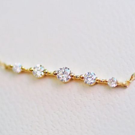 Un autre angle du bracelet en argent sterling 925 en zircon, mettant en avant son éclat.