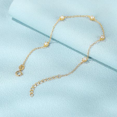 Una toma detallada de la pulsera de plata esterlina chapada en oro, mostrando el cierre ajustable.