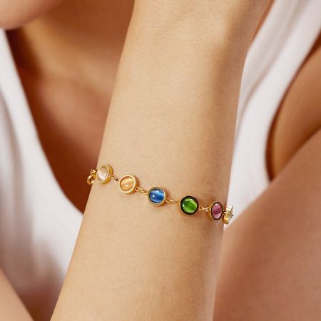 Roestvrijstalen kleurrijke natuurlijke opaalstenen schakelarmbanden - Set van 5 - Een close-up van een vergulde roestvrijstalen schakelarmband versierd met levendige, kleurrijke natuurlijke opaalstenen, op een schone witte achtergrond.