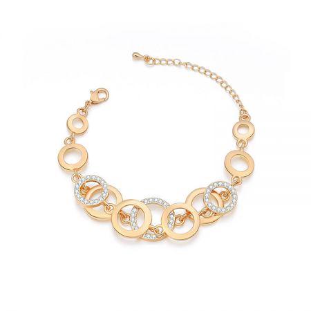 Endless Link Bracelet - Close-up of the Endless Link Bracelet (JRH-008) showcasing its gold-plated finish and interlocking circular links adorned with sparkling white crystals.
